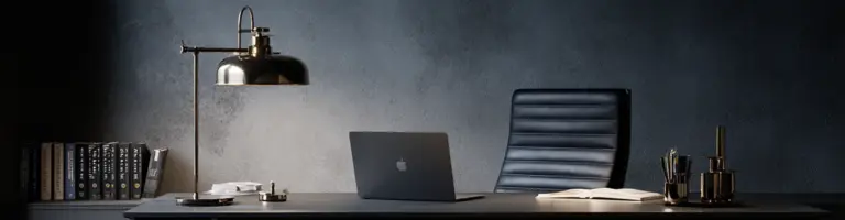 Studio legale moderno con scrivania, lampada e computer per consulenza legale online