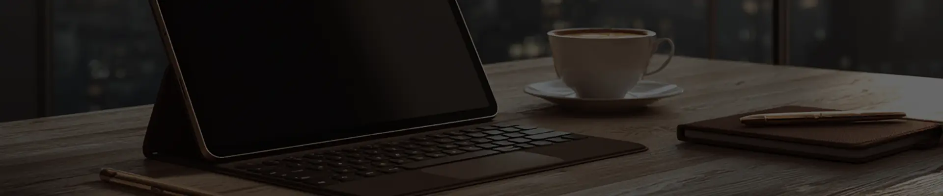 Consulenza legale dell'avvocato online Davide Bonomi, con tablet e strumenti digitali