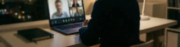 Avvocato che gestisce una mediazione obbligatoria online mostrando materie della mediazione obbligatoria, casi di mediazione obbligatoria, costi della mediazione obbligatoria e mediazione condominiale in videoconferenza