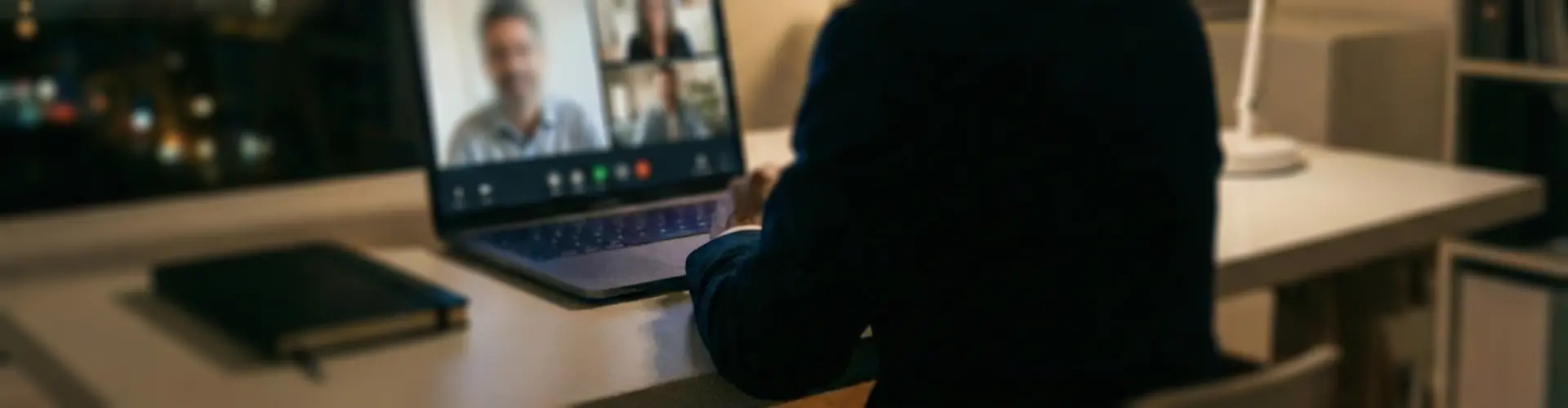 Avvocato che gestisce una mediazione obbligatoria online mostrando materie della mediazione obbligatoria, casi di mediazione obbligatoria, costi della mediazione obbligatoria e mediazione condominiale in videoconferenza